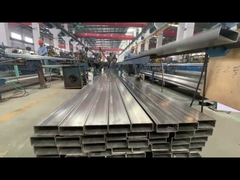 Процесс сортировки и упаковки в мастерской для квадратных и круглых труб из нержавеющей стали