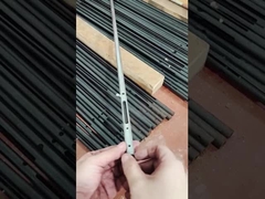 Мужчина демонстрирует небольшой компонент, сделанный из углеродистой стали